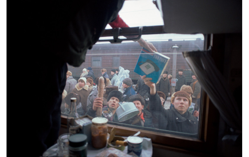 fot. Krzysztof Miller, Rosja, Kirow, 24.02.1993
Handel na dworcu kolejowym.