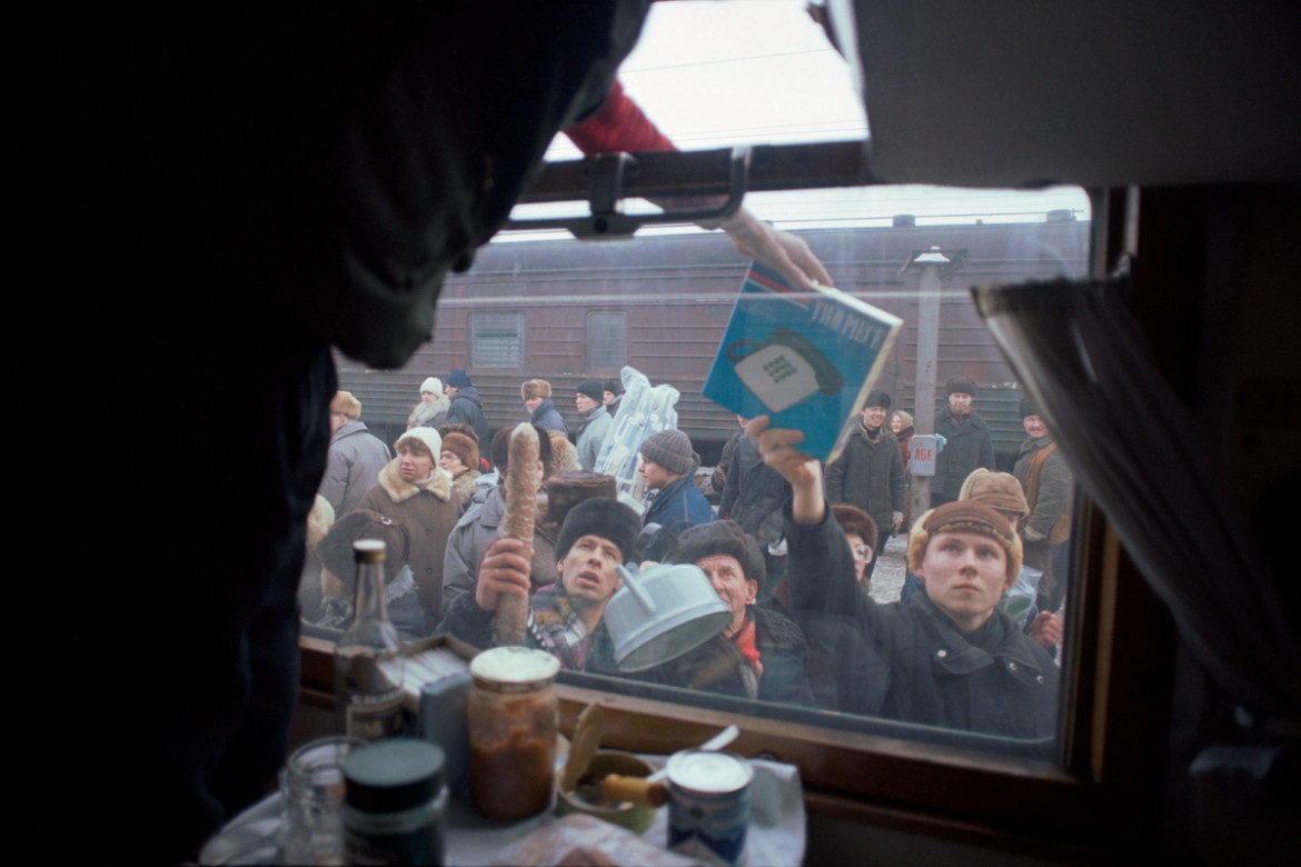 fot. Krzysztof Miller, Rosja, Kirow, 24.02.1993
Handel na dworcu kolejowym.