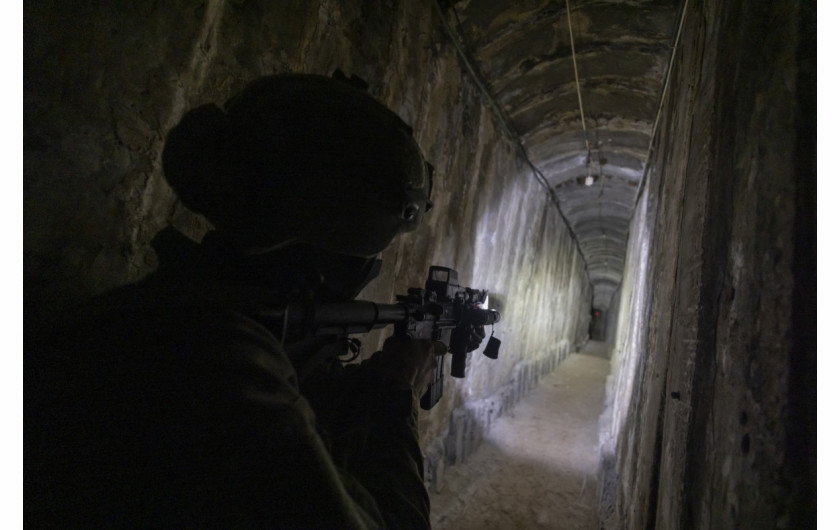 Izraelski żołnierz zabezpiecza tunel pod szpitalem Al Shifa podczas operacji naziemnej izraelskiej armii przeciwko Hamasowi w północnej Strefie Gazy, 22 listopada 2023 r. Fotografowie agencji Reuters pracujący dla Sił Obronnych Izraela są zobowiązani, jako warunek ich obecności, do przesłania tych zdjęć do przeglądu przed publikacją. Żadne zdjęcia nie zostały usunięte przez IDF z tego materiału (Zdjęcie: Ronen Zvulun).