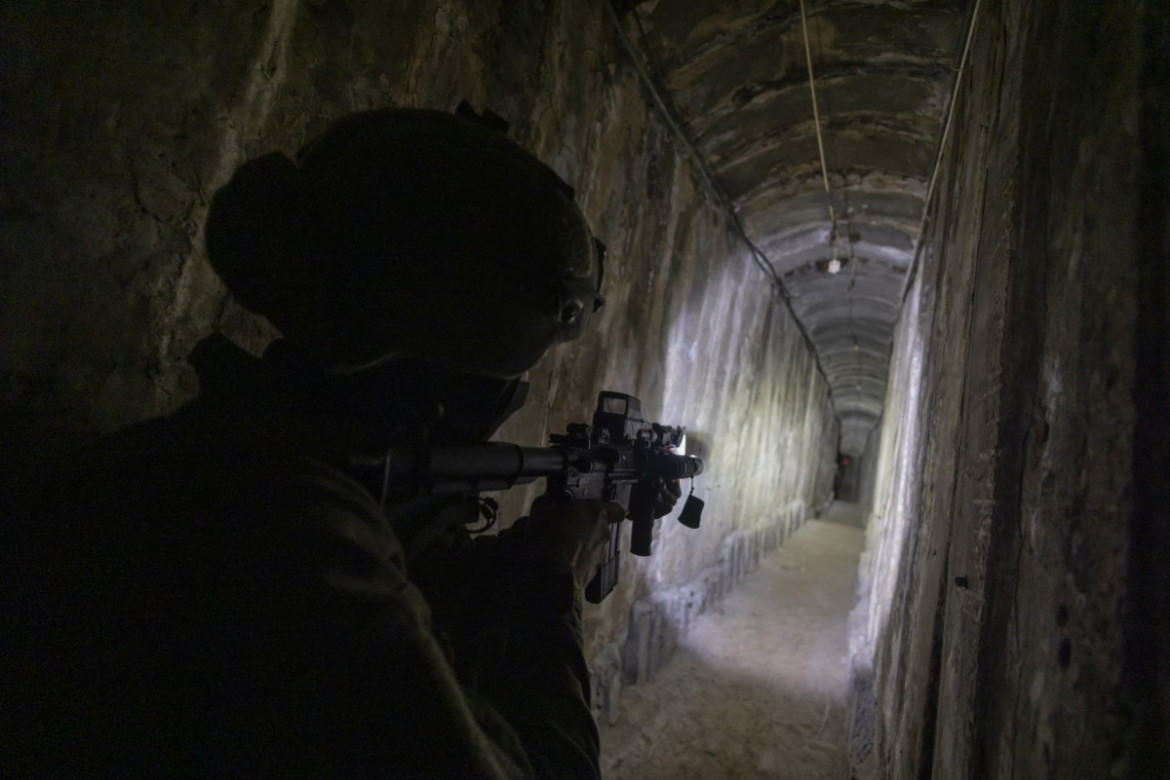Izraelski żołnierz zabezpiecza tunel pod szpitalem Al Shifa podczas operacji naziemnej izraelskiej armii przeciwko Hamasowi w północnej Strefie Gazy, 22 listopada 2023 r. Fotografowie agencji Reuters pracujący dla Sił Obronnych Izraela są zobowiązani, jako warunek ich obecności, do przesłania tych zdjęć do przeglądu przed publikacją. Żadne zdjęcia nie zostały usunięte przez IDF z tego materiału (Zdjęcie: Ronen Zvulun).