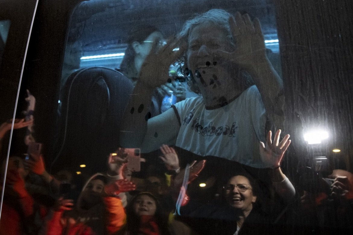 Aviva Adrienne Siegel, lat 62, która została uwolniona po wzięciu zakładników podczas ataku Hamasu na Izrael 7 października, macha do ludzi z autobusu, którym podróżuje, Ofakim, Izrael, 26 listopada 2023 r. (Zdjęcie: Amir Cohen)
