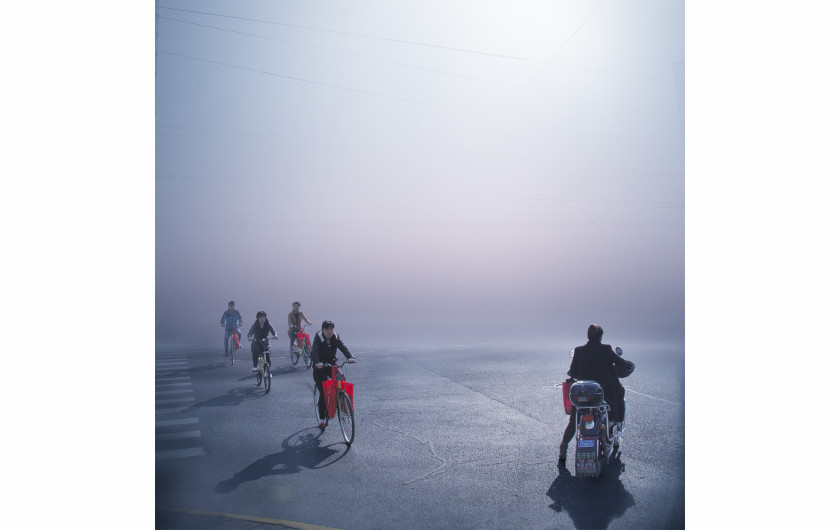 Alexis Goodwin, „bikes and red bags“ z cyklu „Shanghai Dreams“