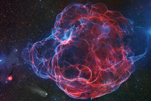 Fot. Shaoyu Zhang, Electric Threads of the Lightning Spaghetti Nebula, finalista kat. Stars & Nebulae / ZWO Astronomy Photographer of the Year 2025