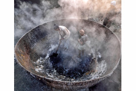 fot. Sudipta Dutta Chowdhury, Życie w bojlerze. Zakłady w Kolkacie przerabiają produkty uboczne przemysłu skórzanego na nawóz i karmę dla ryb, powodując zanieczyszczenie powietrza w regionie, Zachodni Bengal 2016