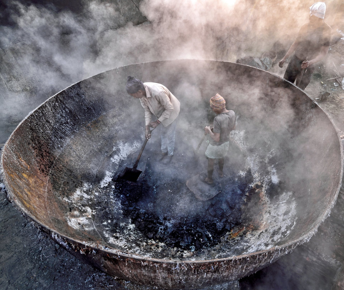 fot. Sudipta Dutta Chowdhury, Życie w bojlerze. Zakłady w Kolkacie przerabiają produkty uboczne przemysłu skórzanego na nawóz i karmę dla ryb, powodując zanieczyszczenie powietrza w regionie, Zachodni Bengal 2016