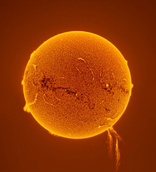 Fot. PengFei Chou, 500,000-km Solar Prominence Eruption, finalista kat. Our Sun / ZWO Astronomy Photographer of the Year 2025