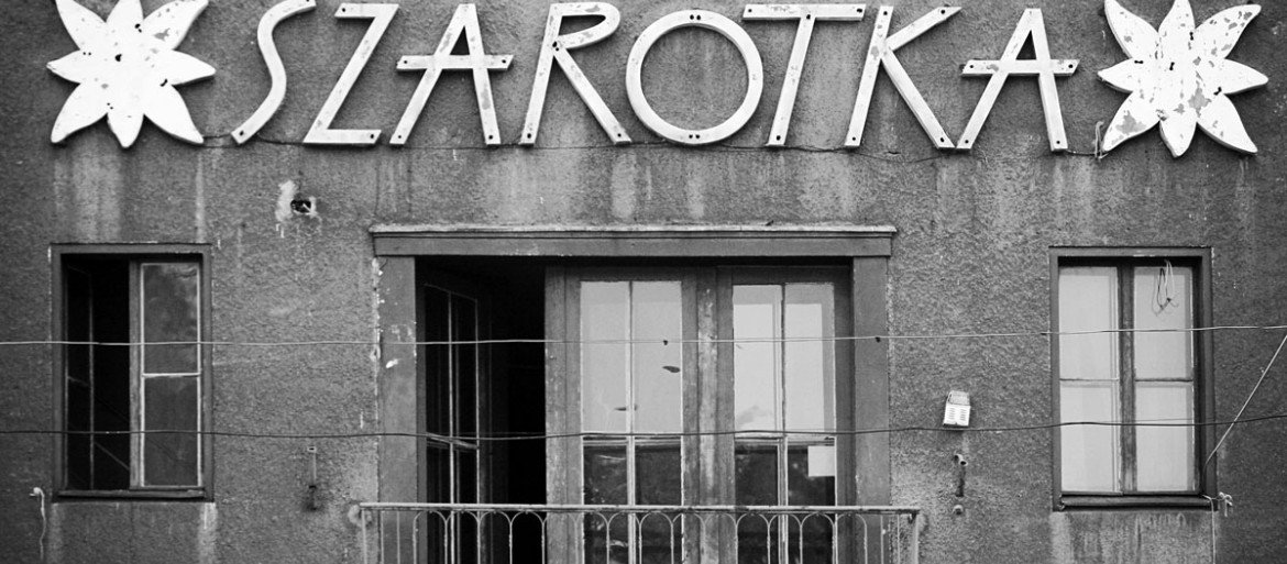 Magia dawnych szyldów i neonów na zdjęciach Jarosława Michalaka. Zobacz do 5 stycznia w Galerii Obok ZPAF