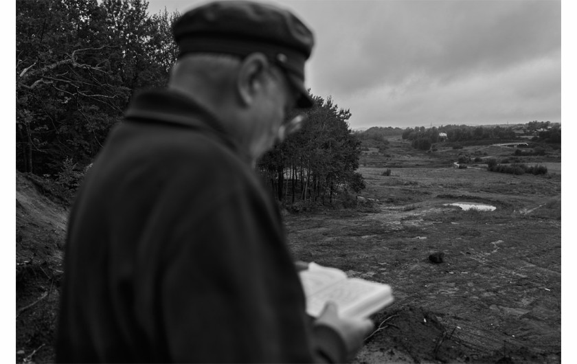 Projekt dokumentalny. Autor: Bartosz Frątczak, freelancer
W momencie wkroczenia wojsk nazistowskich na Litwę w 1941 roku mieszkało tutaj ok. 240 tys. Żydów. Litwacy ginęli w pobliżu własnych domów, w lasach, na cmentarzach żydowskich, w ponad 200 miejscach oznaczonych później jako masowe groby. „Dos Togbukh” jest fotograficzną opowieścią o Zagładzie ukazaną z perspektywy ruin i opustoszałych synagog. Niektóre z nich zamknięto po 1945 roku, inne przekształcono w szkolną salę gimnastyczną, kino bądź wyburzono. Projekt pokazuje historie kamiennych nagrobków, które w okresie władzy sowieckiej wykorzystywano m.in. jako materiał do budowy przyczółków, mostów na Wilii, stopni na Górze Bouffałowej w Wilnie. „Dos Togbukh” to wejrzenie w historię Holokaustu na Litwie, który do dziś pozostaje trudnym tematem. Kolaboranci litewscy, którzy brali udział w zbrodniach, nazywani są bojownikami o wolność. Podczas współczesnych marszów narodowców widać symbole nazistowskie i słychać hasła „Litwa dla Litwinów”. To opowieść złożona ze wspomnień ocalonych: Galiny Płokszto (wcześniej Eleonory Grinberg), Juliany Zarchi, Jewgenija Dubrowina i jego siostry Iriny. Zdjęcia powstawały na Litwie od 2015 roku.