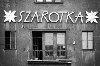Magia dawnych szyldów i neonów na zdjęciach Jarosława Michalaka. Zobacz do 5 stycznia w Galerii Obok ZPAF