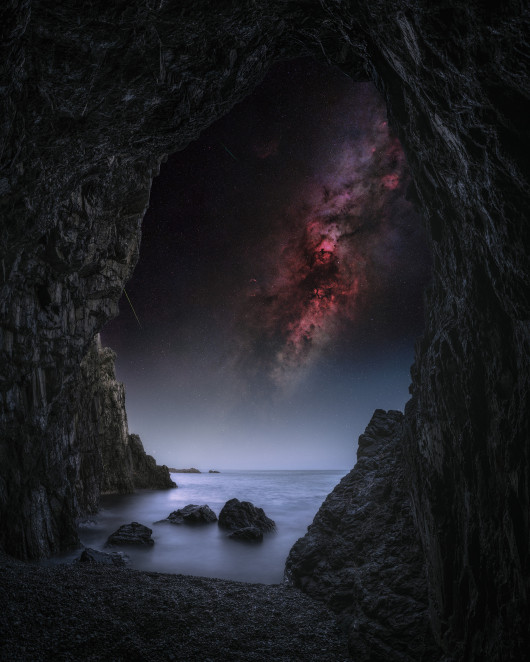 Fot. Yoshiki Abe, Cave of Stars, finalista kat. Skyscapes / ZWO Astronomy Photographer of the Year 2025