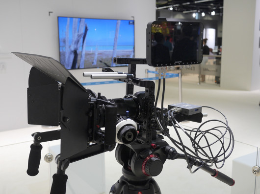 Samsung NX1 ma sobie także świetnie radzić z filmowaniem
