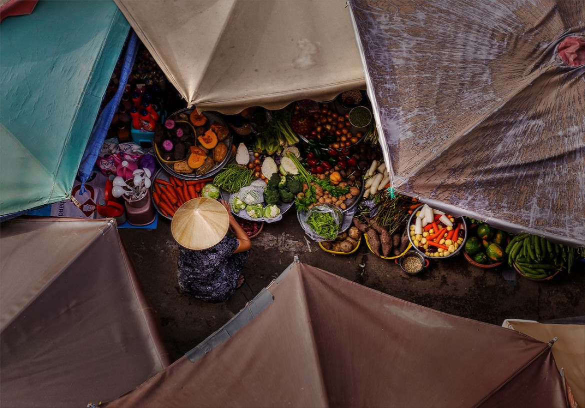 fot. Thanh Tran, "Umbrella Market",  finalista kategorii Travel