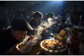 fot. Thong Huu, "Breakfast at the Weekly Market", finalista kategorii Travel