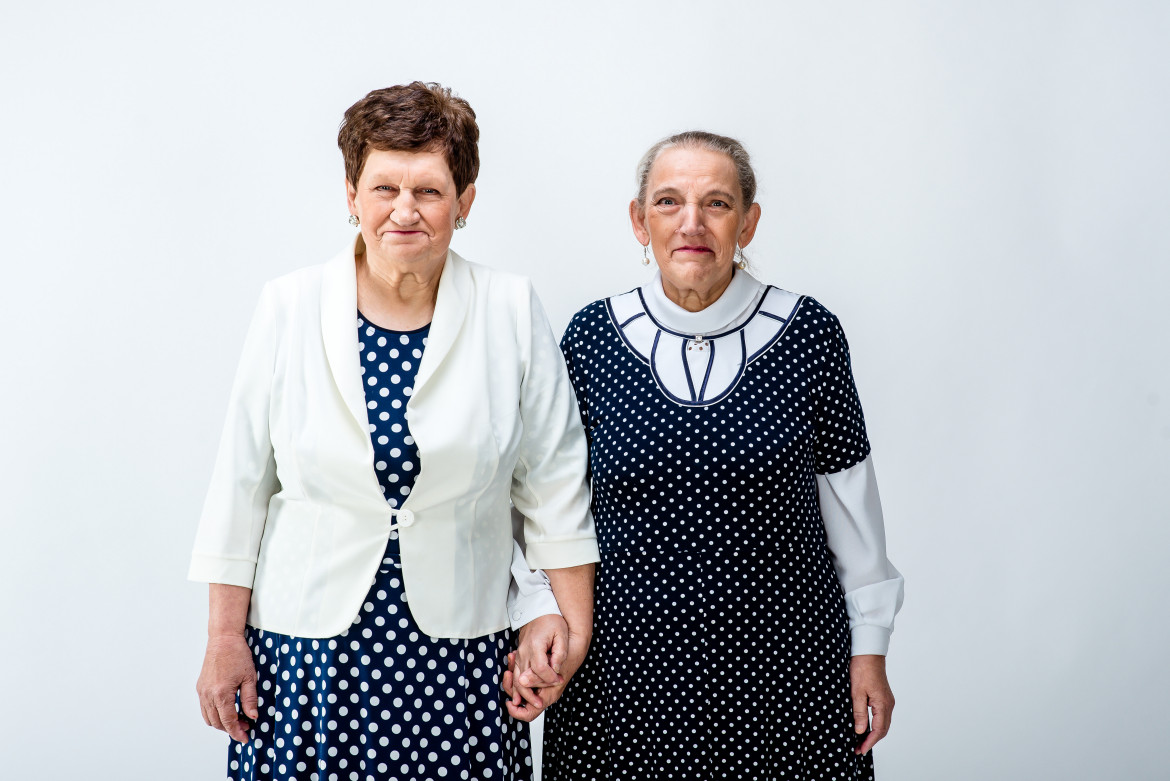 I miejsce w kategorii "Portret" - fot. Waldemar Stube
Gniezno. Zofia i Aniela to siostry, które w latach 50. jako małe dzieci z niepełnosprawnością intelektualną trafiły do Domu Opieki Sióstr Elżbietanek w Łopiennie i mieszkają tam do dzisiaj. Całe życie razem.
12 grudnia 2018