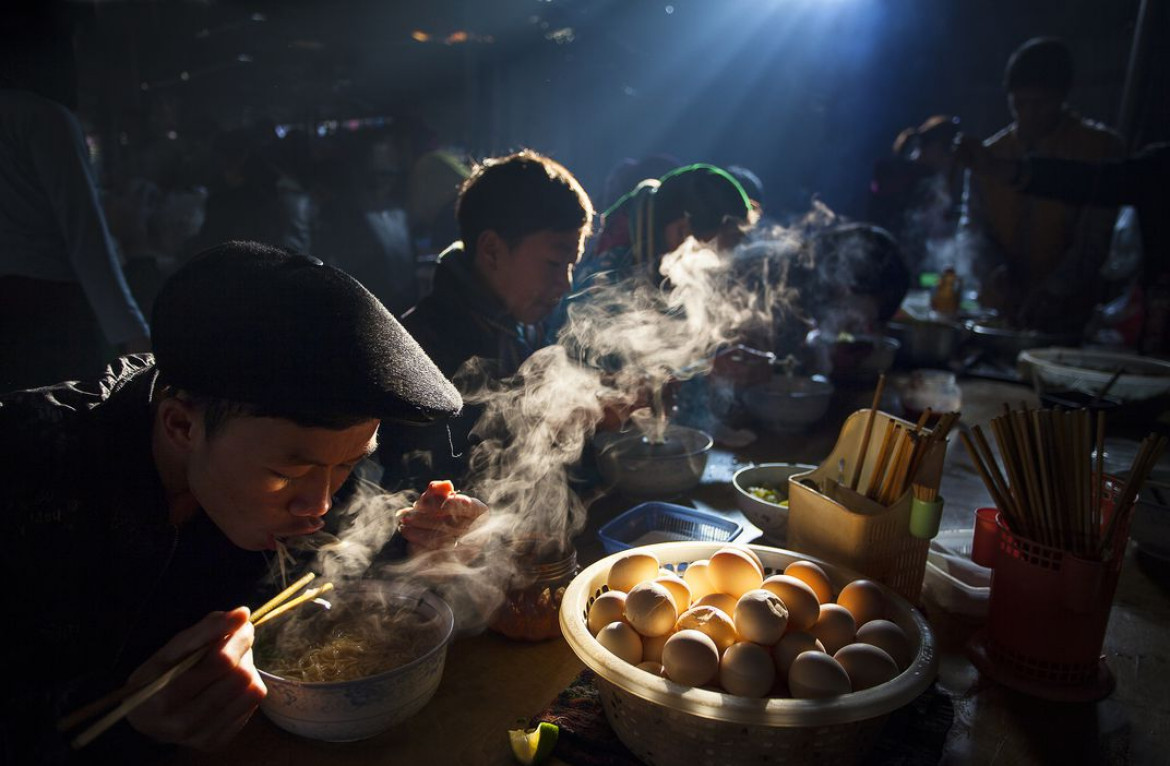 fot. Thong Huu, "Breakfast at the Weekly Market", finalista kategorii Travel