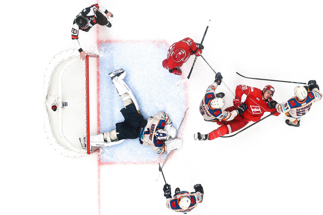 Fot.  Sophia Sandurskaya, "Last Line Of Defense", 1. miejsce w kat. Ice Hockey / World Sports Photography Awards 2026