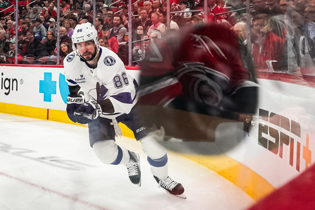 Fot. Josh Lavallee, "Self-Reflecting", 3. miejsce w kat. Ice Hockey / World Sports Photography Awards 2026