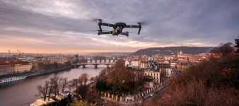 Koniec z lataniem w niedozwolonych miejscach? DJI wprowadza system monitoringu dronów AeroScope