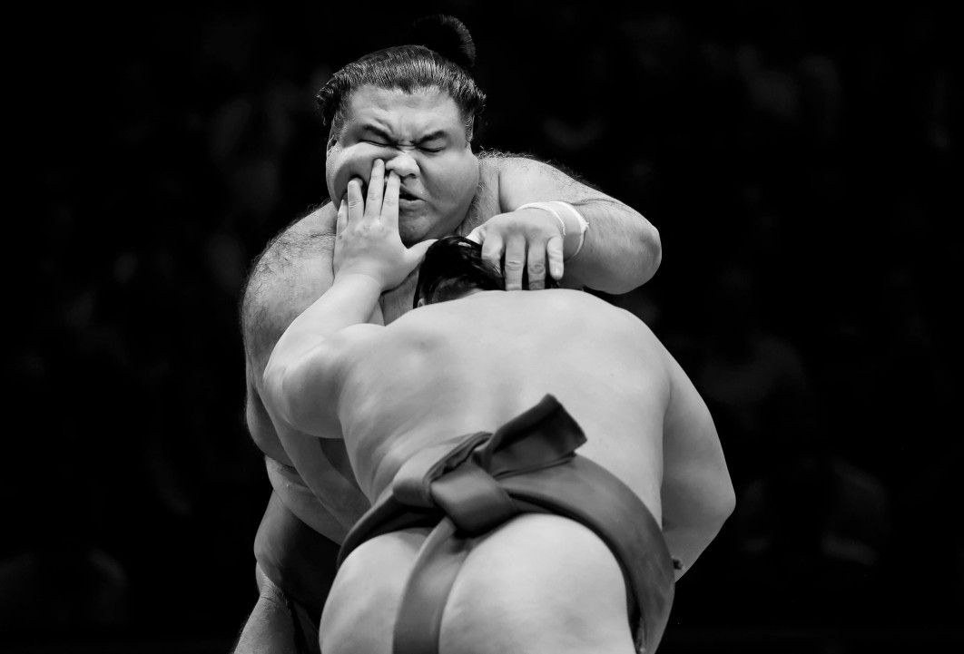 Fot. Tom Jenkins, "Unusual Sumo Attack", 1. miejsce w kat. Martial Arts / World Sports Photography Awards 2026