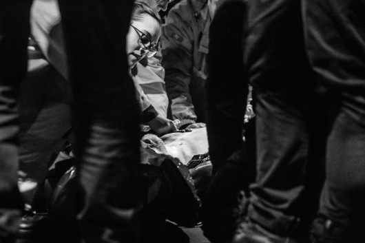 I miejsce w kategorii WYDARZENIA - fot. Piotr Hukało, Trojmiasto.pl / East News
13 stycznia 2019 roku podczas finałowego koncertu Wielkiej Orkiestry Świątecznej Pomocy w Gdańsku przemawiający na scenie prezydent miasta Paweł Adamowicz został zaatakowany i kilkakrotnie śmiertelnie ugodzony nożem. W wyniku ran zmarł w szpitalu. Na tydzień tętniące życiem miasto zmieniło swój rytm. Mieszkańcy tłumnie żegnali prezydenta, rozważając przy tym bezsensowną śmierć spowodowaną wewnętrznym sporem politycznym w kraju.
13–17 stycznia 2019