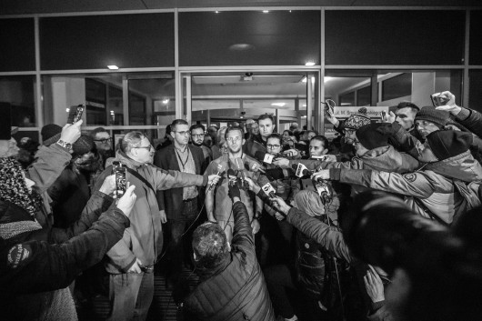 I miejsce w kategorii WYDARZENIA - fot. Piotr Hukało, Trojmiasto.pl / East News
13 stycznia 2019 roku podczas finałowego koncertu Wielkiej Orkiestry Świątecznej Pomocy w Gdańsku przemawiający na scenie prezydent miasta Paweł Adamowicz został zaatakowany i kilkakrotnie śmiertelnie ugodzony nożem. W wyniku ran zmarł w szpitalu. Na tydzień tętniące życiem miasto zmieniło swój rytm. Mieszkańcy tłumnie żegnali prezydenta, rozważając przy tym bezsensowną śmierć spowodowaną wewnętrznym sporem politycznym w kraju.
13–17 stycznia 2019