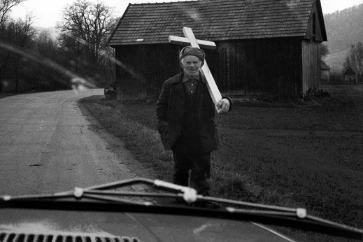 „Żarliwa ciekawość“ to monumentalna wystawa zdjęć reporterskich Wojciecha Plewińskiego