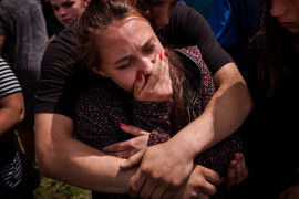 II miejsce w kategorii WYDARZENIA - fot. Wojciech Grzędziński, dla HolisticNews
Ukraina: Trawnewe, Trojeckie. Wojna na Ukrainie trwa już piąty rok. Początkowo dynamiczny konflikt przerodził się w statyczną wojnę pozycyjną. Mimo porozumień mińskich, mających gwarantować zawieszenie broni, naruszenia rozejmu zdarzają się codziennie. Praktycznie codziennie też w wyniku ostrzałów giną ludzie – wojskowi i cywile. Na zdjęciu: Pogrzeb Dimy i Jurija Macujów zabitych w ostrzale moździerzowym miejscowości Trojeckie.
18–24 maja 2018