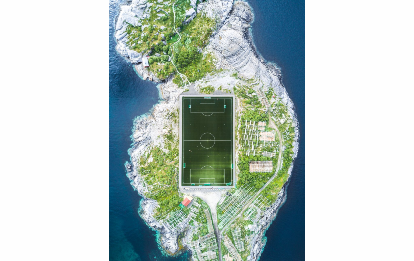 fot. Misha De-Stroyev, Henningsvær Football Field, 3. miejsce w kategorii Miasta