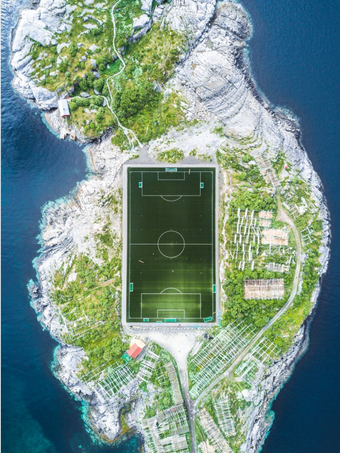 fot. Misha De-Stroyev, "Henningsvær Football Field", 3. miejsce w kategorii Miasta
