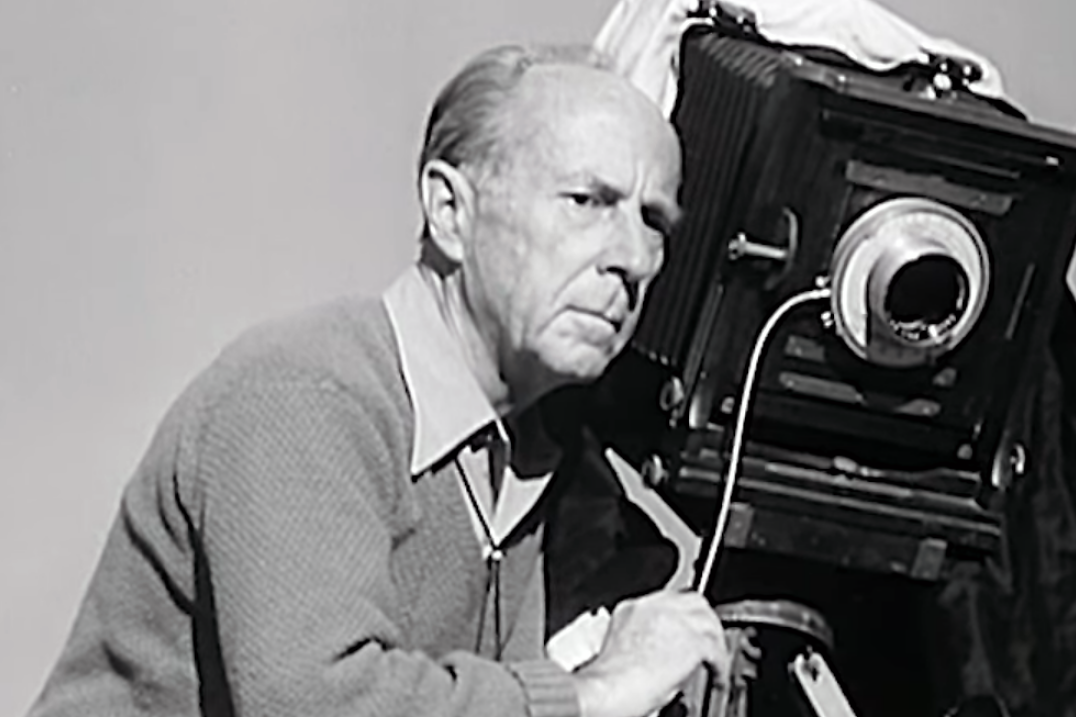 Przenieś się w czasie i zobacz, jak legendarny Edward Weston pracował nad zdjęciami
