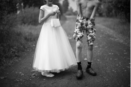 I miejsce w kategorii ŻYCIE CODZIENNE - fot. Justyna Janus, Wpowiecie.pl
Aleksandria, powiat częstochowski. Jestem mamą Jasia i Amelki. Na co dzień moje dzieci nie używają powszechnie stosowanej elektroniki dziecięcej. Ich życie jest „nudne”: pełne książek, szalonych pomysłów i marzeń. Gdy parę razy usłyszałam: „Mamo, nudzi mi się!” – moja reakcja była zawsze taka sama: „Inteligentne dzieci się nie nudzą”. Któregoś dnia syn powiedział mi, że inne dzieci mają normalnych rodziców. Co oznacza, że telefony i komputer są stałym elementem ich życia. Codzienność moich dzieci potrafi być zaskakująca. Czasem zastanawiam się, czy nie robię im krzywdy, odbierając im ten wirtualny świat. Lecz mam nadzieję, że masa wolnego czasu, który dostają w zamian, zostanie kiedyś doceniona.
2015-2019