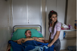 fot. Ivor Prickett<br></br><br></br>20 października 2019. Szpital w Al-Hasakah, Syria. Ahmed Ibrahim został silnie poparzony w trakcie nalotu myśliwców SDF. Mimo przerażenia, młoda dziewczyna odwiedza chłopaka by potrzymać go na duchu.