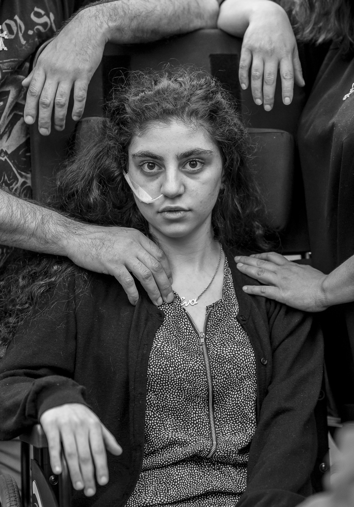 fot. Tomasz Kaczor<br></br><br></br>Zdjęcie zatytułowane „Awakening” przedstawia armeńską nastolatkę przebudzoną ze stanu katatonicznego, będącego skutkiem tzw. Syndromu Rezygnacji. Syndrom ten, objawiający się stanem przypominającym śpiączkę (brak reakcji na bodźce, utrata kontaktu z rzeczywistością) został zaobserwowany po raz pierwszy w latach 90. wśród dzieci z rodzin imigrantów ubiegających się o azyl.

Dziewczynka na zdjęciu została dotknięta wspomnianym syndromem w momencie, gdy jej rodzina ubiegała się o azyl w Szwecji. Jej stan poprawił się osiem miesięcy później, gdy rodzina został deportowana do Polski. Zdjęcie zostało wykonane w ośrodku dla uchodźców w Podkowie Leśnej.