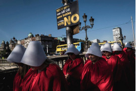 Projekt Dokumentalny. Autor: Katarzyna Strek, freelancerka
Codziennie na świecie ponad 160 osób traci życie w wyniku niebezpiecznych i nielegalnych aborcji. Podczas gdy 90 proc. z nich ma miejsce w krajach rozwijających się, pozostałe przypadają na Europę Wschodnią czy USA. Materiał zrealizowany w Polsce, Salwadorze, Irlandii, Egipcie i na Filipinach. Pracę zaczęłam w Polsce, w odpowiedzi na czarne protesty z 2016 r. Lorena Rodriguez została zgwałcona przez gang w wieku 19 lat w Salwadorze. „Zaszłam w ciążę i poroniłam. W rezultacie spędziłam 10 lat w więzieniu, gdzie biły mnie inne kobiety” – płakała. Kaja z Polski została przez swojego lekarza nazwana zabójczynią dzieci, kiedy zdecydowała się przerwać bolesną terapię podtrzymującą kolejną ciążę. Było to już jej trzecie poronienie. Krwawiąc, przejechała 300 km do kliniki w Niemczech. „Ludzie nie zdają sobie sprawy z tego, że to się może zdarzyć każdemu. Czy nazwaliby swoich bliskich mordercami, gdyby oni też potrzebowali pomocy?” – powiedziała. Konsekwencje stygmatyzacji i niebezpiecznych aborcji wpływają nie tylko na kobiety, ale także na ich mężów, społeczności, w których żyją, a w końcu na całe społeczeństwa.