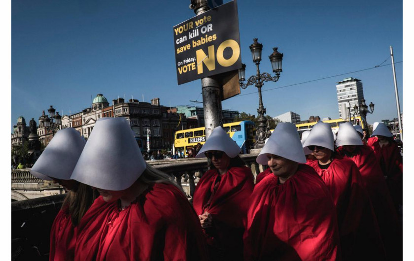 Projekt Dokumentalny. Autor: Katarzyna Strek, freelancerka
Codziennie na świecie ponad 160 osób traci życie w wyniku niebezpiecznych i nielegalnych aborcji. Podczas gdy 90 proc. z nich ma miejsce w krajach rozwijających się, pozostałe przypadają na Europę Wschodnią czy USA. Materiał zrealizowany w Polsce, Salwadorze, Irlandii, Egipcie i na Filipinach. Pracę zaczęłam w Polsce, w odpowiedzi na czarne protesty z 2016 r. Lorena Rodriguez została zgwałcona przez gang w wieku 19 lat w Salwadorze. „Zaszłam w ciążę i poroniłam. W rezultacie spędziłam 10 lat w więzieniu, gdzie biły mnie inne kobiety” – płakała. Kaja z Polski została przez swojego lekarza nazwana zabójczynią dzieci, kiedy zdecydowała się przerwać bolesną terapię podtrzymującą kolejną ciążę. Było to już jej trzecie poronienie. Krwawiąc, przejechała 300 km do kliniki w Niemczech. „Ludzie nie zdają sobie sprawy z tego, że to się może zdarzyć każdemu. Czy nazwaliby swoich bliskich mordercami, gdyby oni też potrzebowali pomocy?” – powiedziała. Konsekwencje stygmatyzacji i niebezpiecznych aborcji wpływają nie tylko na kobiety, ale także na ich mężów, społeczności, w których żyją, a w końcu na całe społeczeństwa.