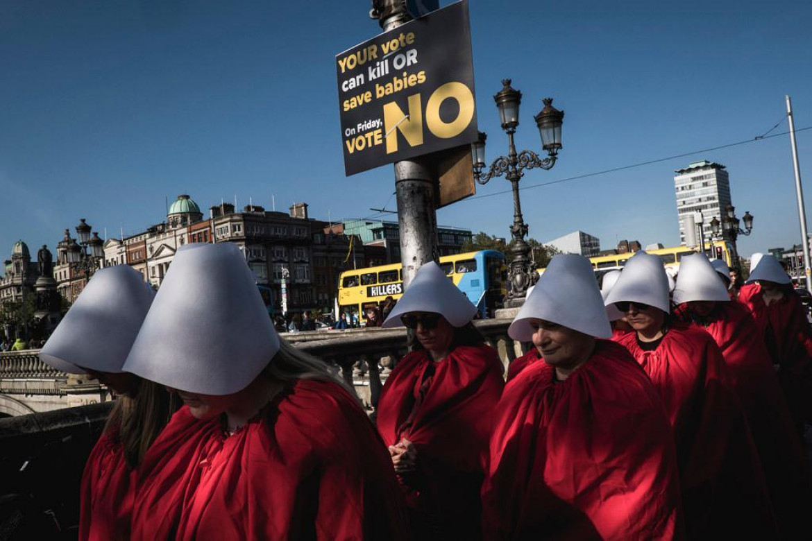 Projekt Dokumentalny. Autor: Katarzyna Strek, freelancerka
Codziennie na świecie ponad 160 osób traci życie w wyniku niebezpiecznych i nielegalnych aborcji. Podczas gdy 90 proc. z nich ma miejsce w krajach rozwijających się, pozostałe przypadają na Europę Wschodnią czy USA. Materiał zrealizowany w Polsce, Salwadorze, Irlandii, Egipcie i na Filipinach. Pracę zaczęłam w Polsce, w odpowiedzi na czarne protesty z 2016 r. Lorena Rodriguez została zgwałcona przez gang w wieku 19 lat w Salwadorze. „Zaszłam w ciążę i poroniłam. W rezultacie spędziłam 10 lat w więzieniu, gdzie biły mnie inne kobiety” – płakała. Kaja z Polski została przez swojego lekarza nazwana zabójczynią dzieci, kiedy zdecydowała się przerwać bolesną terapię podtrzymującą kolejną ciążę. Było to już jej trzecie poronienie. Krwawiąc, przejechała 300 km do kliniki w Niemczech. „Ludzie nie zdają sobie sprawy z tego, że to się może zdarzyć każdemu. Czy nazwaliby swoich bliskich mordercami, gdyby oni też potrzebowali pomocy?” – powiedziała. Konsekwencje stygmatyzacji i niebezpiecznych aborcji wpływają nie tylko na kobiety, ale także na ich mężów, społeczności, w których żyją, a w końcu na całe społeczeństwa.