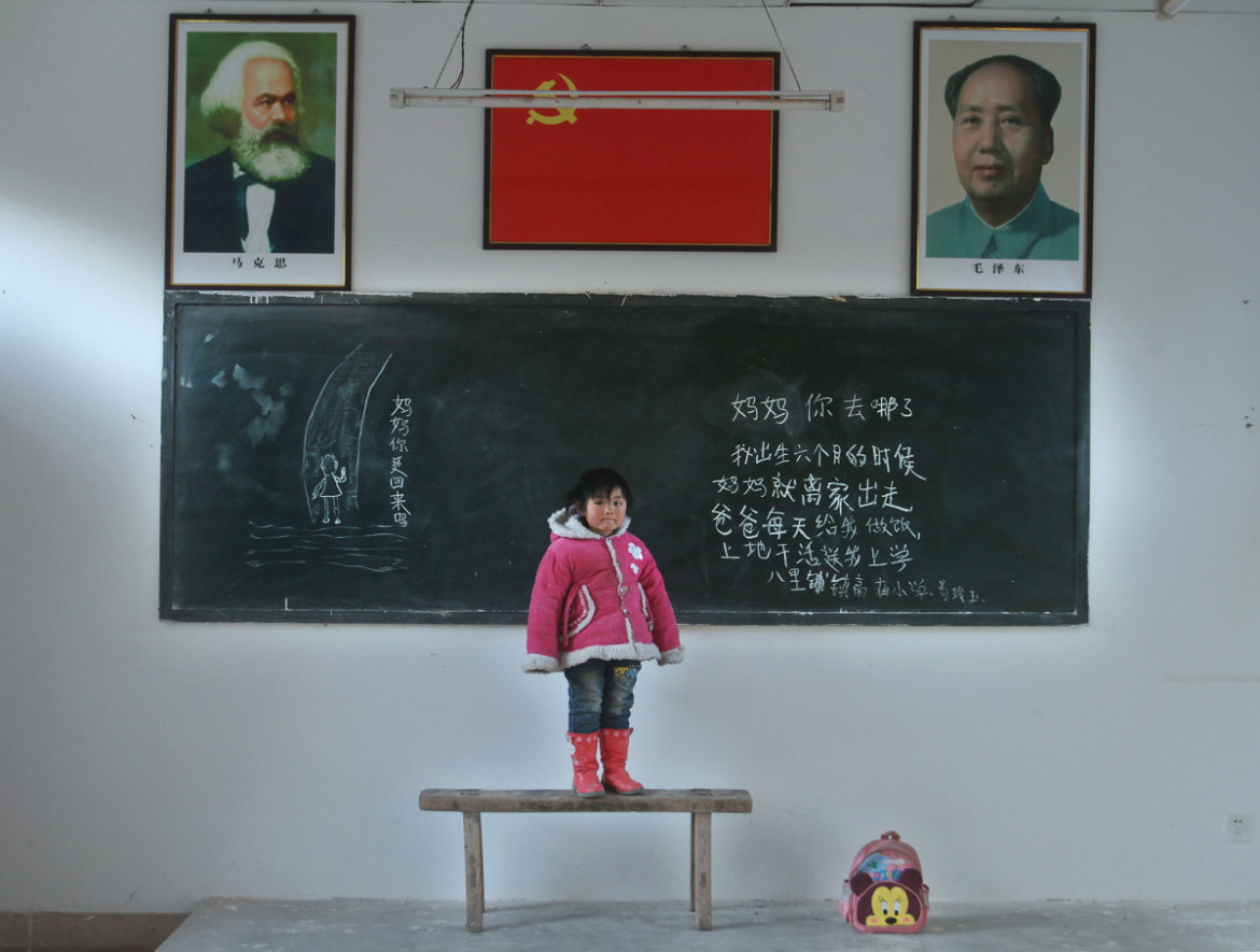 fot. Renshi Chen, Chiny. 3. miejsce w kategorii Portret

"Left-behind Children" - Szacuje się, że w Chinach ponad 61 mln dzieci żyjących w wiejskich terenach kraju zostaje "porzucone" przez rodziców, którzy wyjeżdżają za praca do miast. Często są one obiektami prześladowań. Według notowań odsetek przestępstw dokonywanych przez niepełnoletnich rośnie w tempie 13% na rok, z czego w 70% przypadków są to przestępstwa dokonywane przez "porzucone" dzieci. Dlatego tak ważne jest zapewnienie im zdrowych możliwości rozwoju.