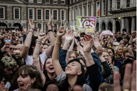 Projekt Dokumentalny. Autor: Katarzyna Strek, freelancerka
Codziennie na świecie ponad 160 osób traci życie w wyniku niebezpiecznych i nielegalnych aborcji. Podczas gdy 90 proc. z nich ma miejsce w krajach rozwijających się, pozostałe przypadają na Europę Wschodnią czy USA. Materiał zrealizowany w Polsce, Salwadorze, Irlandii, Egipcie i na Filipinach. Pracę zaczęłam w Polsce, w odpowiedzi na czarne protesty z 2016 r. Lorena Rodriguez została zgwałcona przez gang w wieku 19 lat w Salwadorze. „Zaszłam w ciążę i poroniłam. W rezultacie spędziłam 10 lat w więzieniu, gdzie biły mnie inne kobiety” – płakała. Kaja z Polski została przez swojego lekarza nazwana zabójczynią dzieci, kiedy zdecydowała się przerwać bolesną terapię podtrzymującą kolejną ciążę. Było to już jej trzecie poronienie. Krwawiąc, przejechała 300 km do kliniki w Niemczech. „Ludzie nie zdają sobie sprawy z tego, że to się może zdarzyć każdemu. Czy nazwaliby swoich bliskich mordercami, gdyby oni też potrzebowali pomocy?” – powiedziała. Konsekwencje stygmatyzacji i niebezpiecznych aborcji wpływają nie tylko na kobiety, ale także na ich mężów, społeczności, w których żyją, a w końcu na całe społeczeństwa.