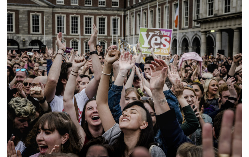 Projekt Dokumentalny. Autor: Katarzyna Strek, freelancerka
Codziennie na świecie ponad 160 osób traci życie w wyniku niebezpiecznych i nielegalnych aborcji. Podczas gdy 90 proc. z nich ma miejsce w krajach rozwijających się, pozostałe przypadają na Europę Wschodnią czy USA. Materiał zrealizowany w Polsce, Salwadorze, Irlandii, Egipcie i na Filipinach. Pracę zaczęłam w Polsce, w odpowiedzi na czarne protesty z 2016 r. Lorena Rodriguez została zgwałcona przez gang w wieku 19 lat w Salwadorze. „Zaszłam w ciążę i poroniłam. W rezultacie spędziłam 10 lat w więzieniu, gdzie biły mnie inne kobiety” – płakała. Kaja z Polski została przez swojego lekarza nazwana zabójczynią dzieci, kiedy zdecydowała się przerwać bolesną terapię podtrzymującą kolejną ciążę. Było to już jej trzecie poronienie. Krwawiąc, przejechała 300 km do kliniki w Niemczech. „Ludzie nie zdają sobie sprawy z tego, że to się może zdarzyć każdemu. Czy nazwaliby swoich bliskich mordercami, gdyby oni też potrzebowali pomocy?” – powiedziała. Konsekwencje stygmatyzacji i niebezpiecznych aborcji wpływają nie tylko na kobiety, ale także na ich mężów, społeczności, w których żyją, a w końcu na całe społeczeństwa.