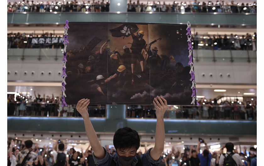 fot. Nicola Asfouti / Agence France PressePierwsze protesty opanowały Hongkong pod koniec marca, były odpowiedzią na propozycje zmian przepisów i chęć wprowadzenia przez rządzących możliwości ekstradycji do Chin kontynentalnych. W kolejnych tygodniach demonstracje przybierały na sile, do protestujących grup prodemokratycznych dołączyli studenci. 12 czerwca dziesiątki tysięcy demonstrantów zgromadziły się wokół Rady Legislacyjnej pracujących nad nowelizacją zapisów o ekstradycji. W kolejnych dniach dochodziło do eskalacji z obydwu stron barykady. 1 października, w dniu 70. rocznicy deklaracji Chińskiej Republiki padły pierwsze strzały. Po początkowym zaproponowaniu odroczenia zmian w przepisach, dyrektor generalny Hongkongu Carrie Lam ostatecznie ogłosiła, że ​​wycofa projekt. Stało się to 23 października, ale żądania protestujących poszerzyły się o wprowadzenie powszechnych praw wyborczych i zwolnienie aresztowanych, napięta sytuacja trwa nadal.