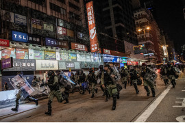 fot. Nicola Asfouti / Agence France Presse<br></br><br></br>Pierwsze protesty opanowały Hongkong pod koniec marca, były odpowiedzią na propozycje zmian przepisów i chęć wprowadzenia przez rządzących możliwości ekstradycji do Chin kontynentalnych. W kolejnych tygodniach demonstracje przybierały na sile, do protestujących grup prodemokratycznych dołączyli studenci. 12 czerwca dziesiątki tysięcy demonstrantów zgromadziły się wokół Rady Legislacyjnej pracujących nad nowelizacją zapisów o ekstradycji. W kolejnych dniach dochodziło do eskalacji z obydwu stron barykady. 1 października, w dniu 70. rocznicy deklaracji Chińskiej Republiki padły pierwsze strzały. Po początkowym zaproponowaniu odroczenia zmian w przepisach, dyrektor generalny Hongkongu Carrie Lam ostatecznie ogłosiła, że ​​wycofa projekt. Stało się to 23 października, ale żądania protestujących poszerzyły się o wprowadzenie powszechnych praw wyborczych i zwolnienie aresztowanych, napięta sytuacja trwa nadal.