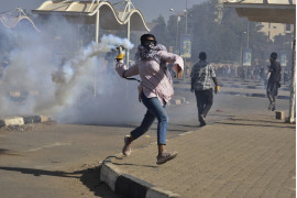 fot. Faiz Abubakr Mohamed, "Sudan Protests", nagroda WPP w okręgu afrykańskim<br></br><br></br>Protestujący odrzuca pojemnik z gazem łzawiącym, wystrzelony przez siły bezpieczeństwa podczas marszu na rzecz zakończenia junty w  w Sudanie, 30 grudnia 2021 r.<br></br><br></br>30 grudnia demonstranci przemaszerowali przez Chartum i sąsiednie miasta Omdurman i Bahri, domagając się przekazania władzy politycznej władzom cywilnym. Protesty zostały brutalnie stłumione. Reuters poinformował, że zginęło pięć osób. Wojsko przejęło kontrolę w zamachu stanu 25 października, rozwiązało rząd tymczasowy i zatrzymało premiera Abdallę Hamdoka. Fotograf jest Sudańczykiem i brał udział w początkowych protestach po wojskowym zamachu stanu, a następnie skierował swoją działalność na fotoreportaż.