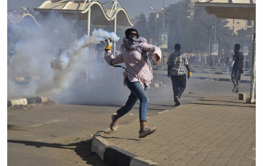 fot. Faiz Abubakr Mohamed, Sudan Protests, nagroda WPP w okręgu afrykańskimProtestujący odrzuca pojemnik z gazem łzawiącym, wystrzelony przez siły bezpieczeństwa podczas marszu na rzecz zakończenia junty w  w Sudanie, 30 grudnia 2021 r.30 grudnia demonstranci przemaszerowali przez Chartum i sąsiednie miasta Omdurman i Bahri, domagając się przekazania władzy politycznej władzom cywilnym. Protesty zostały brutalnie stłumione. Reuters poinformował, że zginęło pięć osób. Wojsko przejęło kontrolę w zamachu stanu 25 października, rozwiązało rząd tymczasowy i zatrzymało premiera Abdallę Hamdoka. Fotograf jest Sudańczykiem i brał udział w początkowych protestach po wojskowym zamachu stanu, a następnie skierował swoją działalność na fotoreportaż.