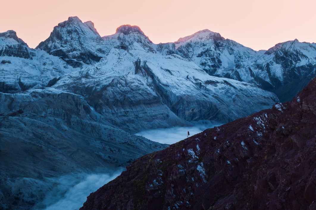 Fot. Yhabril Moro, "On The Edge Of The Dawn", 2. miejsce w  kat. Venues &amp; Views / World Sports Photography Awards 2026