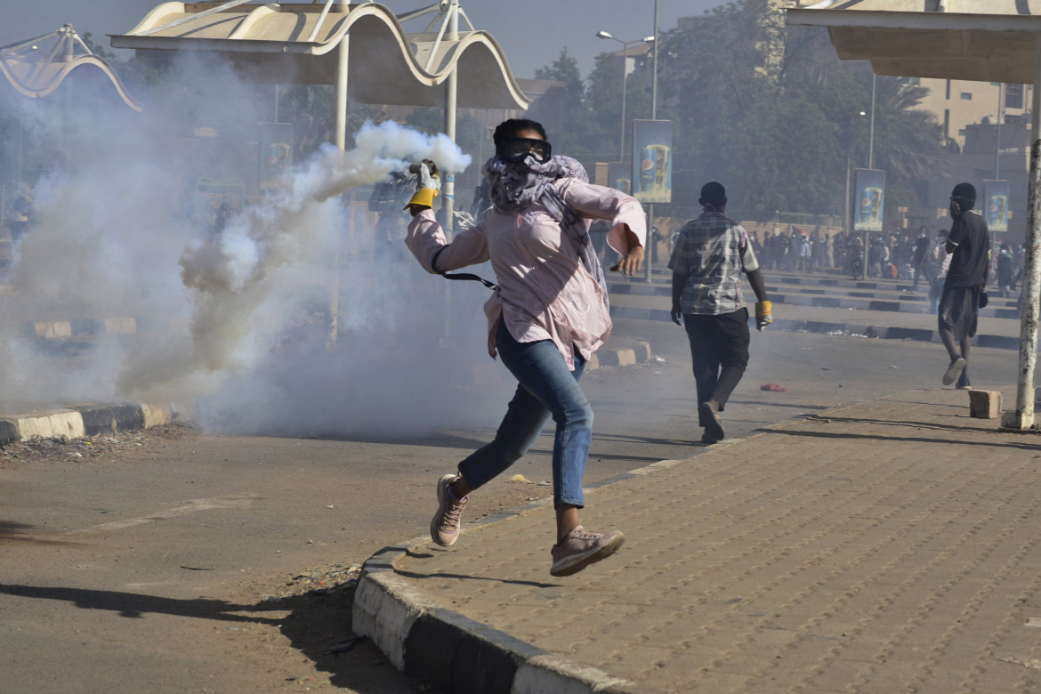 fot. Faiz Abubakr Mohamed, "Sudan Protests", nagroda WPP w okręgu afrykańskim<br></br><br></br>Protestujący odrzuca pojemnik z gazem łzawiącym, wystrzelony przez siły bezpieczeństwa podczas marszu na rzecz zakończenia junty w  w Sudanie, 30 grudnia 2021 r.<br></br><br></br>30 grudnia demonstranci przemaszerowali przez Chartum i sąsiednie miasta Omdurman i Bahri, domagając się przekazania władzy politycznej władzom cywilnym. Protesty zostały brutalnie stłumione. Reuters poinformował, że zginęło pięć osób. Wojsko przejęło kontrolę w zamachu stanu 25 października, rozwiązało rząd tymczasowy i zatrzymało premiera Abdallę Hamdoka. Fotograf jest Sudańczykiem i brał udział w początkowych protestach po wojskowym zamachu stanu, a następnie skierował swoją działalność na fotoreportaż.