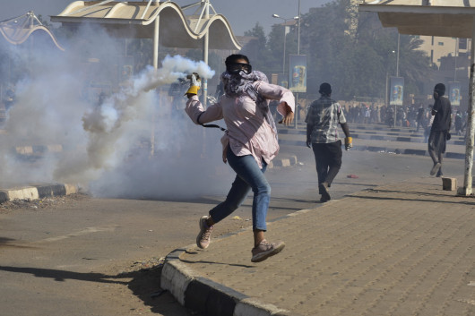 fot. Faiz Abubakr Mohamed, Sudan Protests, nagroda WPP w okręgu afrykańskimProtestujący odrzuca pojemnik z gazem łzawiącym, wystrzelony przez siły bezpieczeństwa podczas marszu na rzecz zakończenia junty w  w Sudanie, 30 grudnia 2021 r.30 grudnia demonstranci przemaszerowali przez Chartum i sąsiednie miasta Omdurman i Bahri, domagając się przekazania władzy politycznej władzom cywilnym. Protesty zostały brutalnie stłumione. Reuters poinformował, że zginęło pięć osób. Wojsko przejęło kontrolę w zamachu stanu 25 października, rozwiązało rząd tymczasowy i zatrzymało premiera Abdallę Hamdoka. Fotograf jest Sudańczykiem i brał udział w początkowych protestach po wojskowym zamachu stanu, a następnie skierował swoją działalność na fotoreportaż.