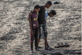 fot. Mulugeta Ayene / Associated Press<br></br><br></br>10 marca 2019 Boeing 737 MAX lotu ET302 linii Ethiopian Airlines, zniknął z radaru sześć minut po starcie z lotniska w Addis Abebie. Samolot rozbił się na polu, a wszyscy pasażerowie (157 osób) zginęli. Impet uderzenia był tak duży, że oba silniki maszyny zostały zakopane w kraterze o głębokości 10 metrów, a szczątki pasażerów były prawie niemożliwe do zidentyfikowania. 14 listopada, osiem miesięcy po katastrofie, wszystkie niezidentyfikowane szczątki ofiar pochowano w rzędach identycznych trumien. Skala katastrofy jest porównywalna z awarią takiego samego samolotu linii Lion Air, który rozbił się 12 minut po starcie z Dżakarty w październiku 2018 r. Kraje na całym świecie (początkowo z wyjątkiem USA) uziemiły wszystkie Boeingi 737 MAX. Wstępne raporty wykazały, że piloci nie byli w stanie zapobiec wielokrotnemu nurkowaniu w samolocie, pomimo przestrzegania procedur zalecanych przez Boeinga. Okazało się, że w obu przypadkach walczyli ze zautomatyzowanym systemem bezpieczeństwa, który wielokrotnie popychał nos samolotu w dół. Wstępnie ustalono, że automatyczny system wspomagania był aktywowany na skutek błędnych odczytów czujników, a interwencja systemu w takich warunkach była nieuzasadniona. Boeing dementował takie przyczyny katastrofy, ale obiecał poprawkę oprogramowania, której nie dokonano do czasu katastrofy lotu ET302. Boeingi 737 MAX pozostały uziemione do odwołania.