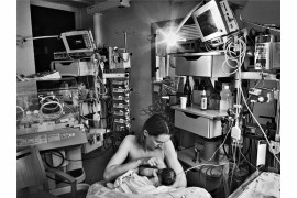 Bartek Wrześniowski (freelancer). Pierwsze karmienie Matyldy na oddziale intensywnej terapii, trzy godziny po porodzie.
