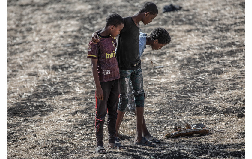 fot. Mulugeta Ayene / Associated Press10 marca 2019 Boeing 737 MAX lotu ET302 linii Ethiopian Airlines, zniknął z radaru sześć minut po starcie z lotniska w Addis Abebie. Samolot rozbił się na polu, a wszyscy pasażerowie (157 osób) zginęli. Impet uderzenia był tak duży, że oba silniki maszyny zostały zakopane w kraterze o głębokości 10 metrów, a szczątki pasażerów były prawie niemożliwe do zidentyfikowania. 14 listopada, osiem miesięcy po katastrofie, wszystkie niezidentyfikowane szczątki ofiar pochowano w rzędach identycznych trumien. Skala katastrofy jest porównywalna z awarią takiego samego samolotu linii Lion Air, który rozbił się 12 minut po starcie z Dżakarty w październiku 2018 r. Kraje na całym świecie (początkowo z wyjątkiem USA) uziemiły wszystkie Boeingi 737 MAX. Wstępne raporty wykazały, że piloci nie byli w stanie zapobiec wielokrotnemu nurkowaniu w samolocie, pomimo przestrzegania procedur zalecanych przez Boeinga. Okazało się, że w obu przypadkach walczyli ze zautomatyzowanym systemem bezpieczeństwa, który wielokrotnie popychał nos samolotu w dół. Wstępnie ustalono, że automatyczny system wspomagania był aktywowany na skutek błędnych odczytów czujników, a interwencja systemu w takich warunkach była nieuzasadniona. Boeing dementował takie przyczyny katastrofy, ale obiecał poprawkę oprogramowania, której nie dokonano do czasu katastrofy lotu ET302. Boeingi 737 MAX pozostały uziemione do odwołania.