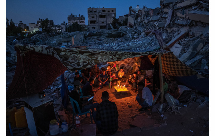 fot. Fatima Shbair, Palestinian Chidren in Gaza, nagroda WPP w okręgu azjatyckimPalestyńskie dzieci zbierają się ze świecami podczas kruchego zawieszenia broni w Beit Lahia, po proteście dzieci izraelskich dzieci przeciwko atakom na Gazę. Palestyna, 25 maja 2021 r.11-dniowy konflikt wybuchł 10 maja po napięciach związanych z  eksmisjami w spornej dzielnicy Sheikh Jarrah we Wschodniej Jerozolimie i starciach w kompleksie meczetu Al-Aksa – jednym z najświętszych miejsc islamu. Konflikt rozprzestrzenił się i objął inne dzielnice Izraela, stając się największym od czasu wojny w Strefie Gazy w 2014 roku. Wg UNICEF-u po konflikcie z 2021 rokuokoło 500 000 dzieci może potrzebować wsparcia psychologicznego.